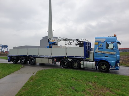 JKB levert nieuwe KENNIS verrijdbare kraan aan Smit Transport Kampen gemonteerd op Pacton Floor steentrailer 